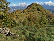 02 Monte Zucco (1232 m) visto discendendo dallo Zuccone dell'arco (1262 m) su variante del sent. 506